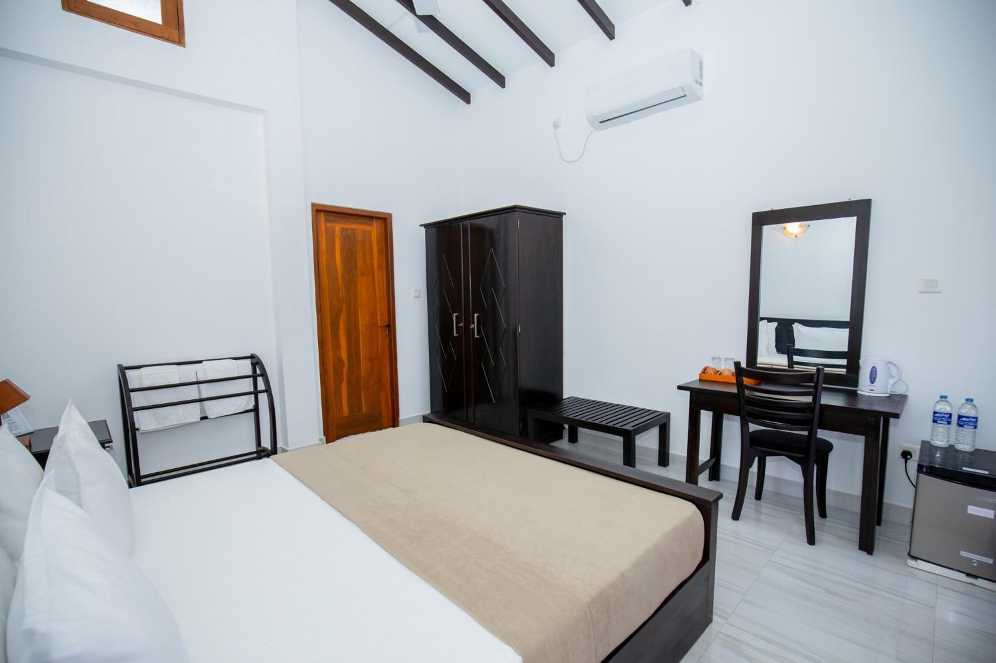 Teya Beach Hotel Ahangama Eksteriør billede